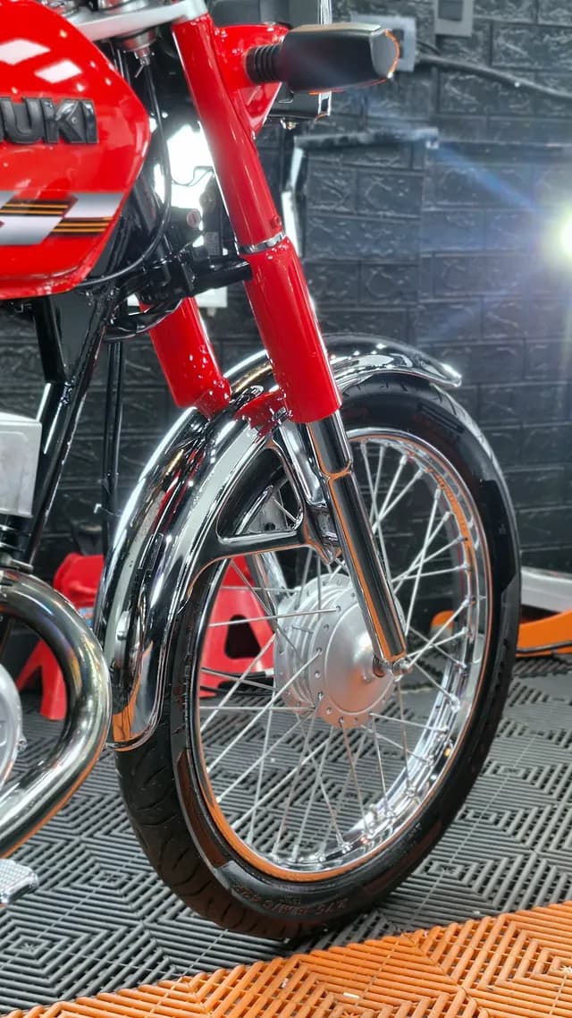 Moto deportiva con acabado premium